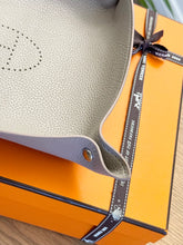 Load image into Gallery viewer, HERMES Taurillon Clemence Mises et Relances H Evelyne Change Tray in Étoupe