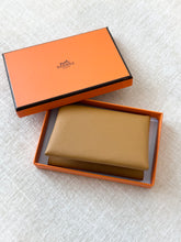 Load image into Gallery viewer, HERMES 2023 Calvi Duo Epsom Leather Card Holder / Sesame