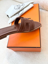 Load image into Gallery viewer, Hermes Embroidered Calfskin Oran Sandals / Gold / (EU)38