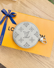 Load image into Gallery viewer, LOUIS VUITTON 2023 Mahina Leather Round Coin Purse in Gray Metallic