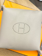 Load image into Gallery viewer, HERMES Taurillon Clemence Mises et Relances H Evelyne Change Tray in Étoupe