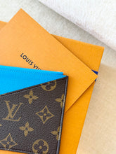 Load image into Gallery viewer, π NEW!! LOUIS VUITTON 2025 Monogram Zippy Coin Purse / Gaston Blue