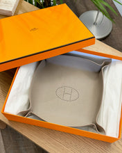 Load image into Gallery viewer, HERMES Taurillon Clemence Mises et Relances H Evelyne Change Tray in Étoupe