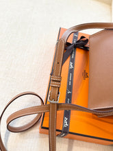 Load image into Gallery viewer, đ¤NEW! Hermès Hermesnap Wallet / Gold / Epsom / Palladium Hardware