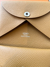 Load image into Gallery viewer, HERMES 2023 Calvi Duo Epsom Leather Card Holder / Sesame