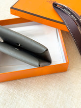 Load image into Gallery viewer, Hermes Evercolor Calfskin Calvi Card Holder / Gris Meyer / 2022