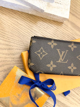 Load image into Gallery viewer, LOUIS VUITTON 2022 Monogram Cles Chain Key Pouch