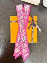 Load image into Gallery viewer, HERMES Rive Droite Rive Gauche Silk Twilly Bandeau Set - Rose