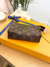 Load image into Gallery viewer, LOUIS VUITTON 2024 Monogram Canvas Toiletry Pouch 15