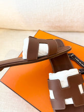 Load image into Gallery viewer, ✨ICONIC✨Hermes Women’s Calfskin Oran Sandals / Gold / (EU)38.5