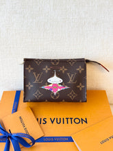 Load image into Gallery viewer, LOUIS VUITTON 2025 LV x TM Takashi Murakami Monogram Toiletry Pouch 15 - Small