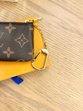 Load image into Gallery viewer, LOUIS VUITTON 2022 Monogram Cles Chain Key Pouch