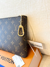 Load image into Gallery viewer, 🤎NEW!! LOUIS VUITTON 2025 Monogram Cles Chain Key Pouch M