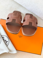Load image into Gallery viewer, Hermes Embroidered Calfskin Oran Sandals / Gold / (EU)38