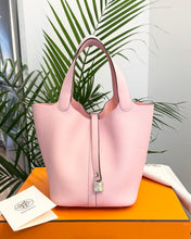 Load image into Gallery viewer, HERMES 2024 Clemence Picotin Lock 22 Palladium Hardware in Rose Sakura