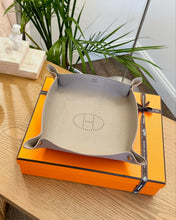 Load image into Gallery viewer, HERMES Taurillon Clemence Mises et Relances H Evelyne Change Tray in Étoupe
