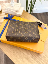 Load image into Gallery viewer, LOUIS VUITTON 2024 Monogram Canvas Toiletry Pouch 19