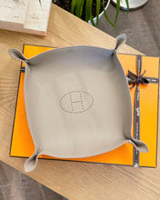 Load image into Gallery viewer, HERMES Taurillon Clemence Mises et Relances H Evelyne Change Tray in Étoupe