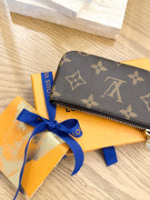 Load image into Gallery viewer, LOUIS VUITTON 2022 Monogram Cles Chain Key Pouch