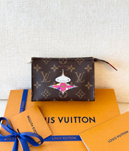 Load image into Gallery viewer, LOUIS VUITTON 2025 LV x TM Takashi Murakami Monogram Toiletry Pouch 15 - Small
