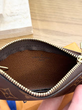 Load image into Gallery viewer, LOUIS VUITTON 2022 Monogram Cles Chain Key Pouch