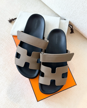 Load image into Gallery viewer, Hermes Women’s Epsom Calfskin Chypre Sandals / Étoupe / (EU)39