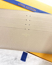 Load image into Gallery viewer, LOUIS VUITTON Empriente Leather Card Holder