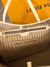 Load image into Gallery viewer, LOUIS VUITTON 2022 Neverfull GM Monogram Tote Bag In Beige