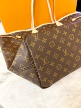 Load image into Gallery viewer, LOUIS VUITTON 2022 Neverfull GM Monogram Tote Bag In Beige