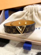 Load image into Gallery viewer, LOUIS VUITTON Monogram Essential V Bracelet Size 15