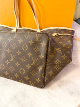 Load image into Gallery viewer, LOUIS VUITTON 2022 Neverfull GM Monogram Tote Bag In Beige