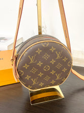 Load image into Gallery viewer, LOUIS VUITTON 2020 Monogram Boite Chapeau Souple PM Crossbody Bag
