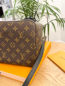 LOUIS VUITTON 2021 Monogram Canvas NéoNoé MM Crossbody Bag in Black