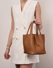 Load image into Gallery viewer, HERMES Taurillon Clemence Picotin Lock 18 PM Bucket Bag in Gold
