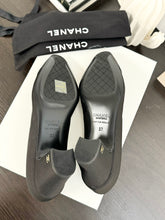 Load image into Gallery viewer, CHANEL 2020 Grosgrain Fabric Uniform Pumps in Black - EU37
