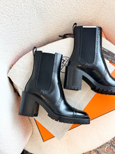 Load image into Gallery viewer, Hermes 2025 Lindsay 70 Ankle Boots - Black / EU 39
