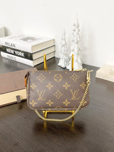 LOUIS VUITTON Monogram Mini Pochette Accessoires