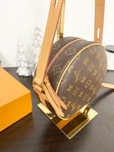 Load image into Gallery viewer, LOUIS VUITTON 2020 Monogram Boite Chapeau Souple PM Crossbody Bag
