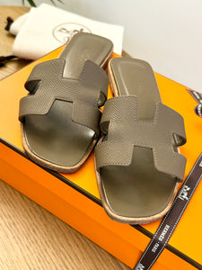 HERMES Oran Epsom Calfskin Leather Sandals in Etoupe - (EU)37.5