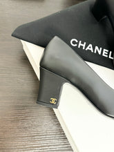 Load image into Gallery viewer, CHANEL 2020 Leather Uniform Pumps in Black - EU37.5
