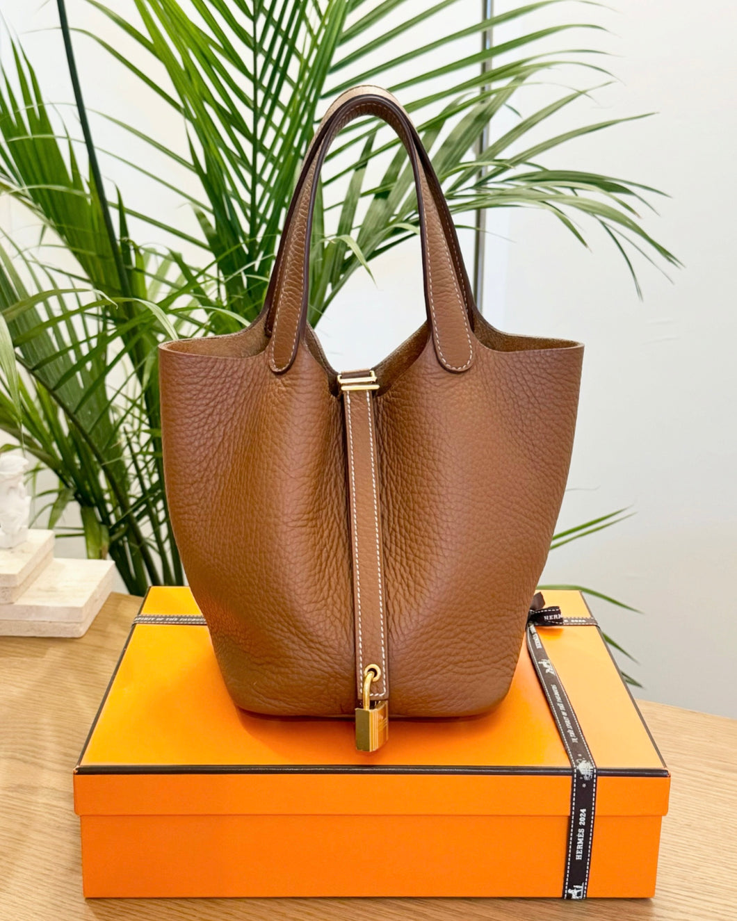 HERMES Taurillon Clemence Picotin Lock 18 PM Bucket Bag in Gold