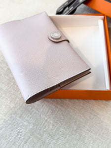HERMES 2024 R.M.S Passport Holder - Mauve Pale / Evercolor