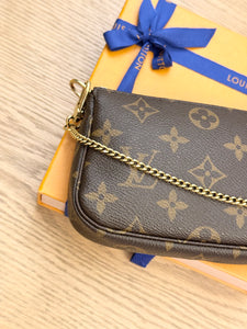 LOUIS VUITTON Monogram Canvas Mini Pochette Accessoires