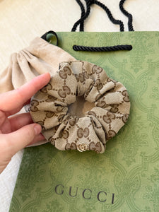 GUCCI Women GG Canvas Scrunchie with Logo Plaque - Brown / OS