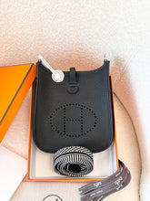 Load image into Gallery viewer, HERMES Evelyne TPM 16 Clemence Leather Amazone Bag - Noir/Ecru/Noir / PHW
