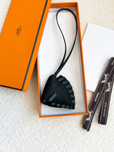 Load image into Gallery viewer, HERMES 2025 Epsom Leather Cheval Tresse Horse Charm - Noir / Vert Mangrove

