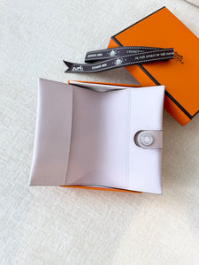 HERMES 2024 R.M.S Passport Holder - Mauve Pale / Evercolor