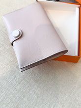 Load image into Gallery viewer, HERMES 2024 R.M.S Passport Holder - Mauve Pale / Evercolor
