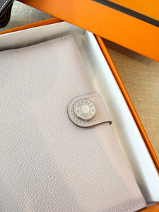 HERMES 2024 R.M.S Passport Holder - Mauve Pale / Evercolor