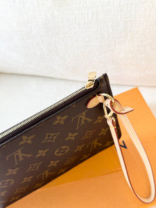LOUIS VUITTON 2025 Neverfull MM Monogram Pochette Wristlet Pouch / Rose Beige